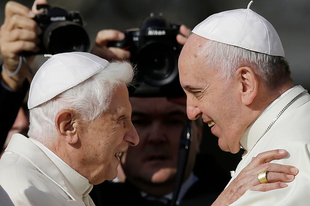 El Papa Francisco, a la derecha, abraza al Papa emérito Benedicto XVI antes del inicio de un encuentro con fieles ancianos en la Plaza de San Pedro del Vaticano el 28 de septiembre de 2014.