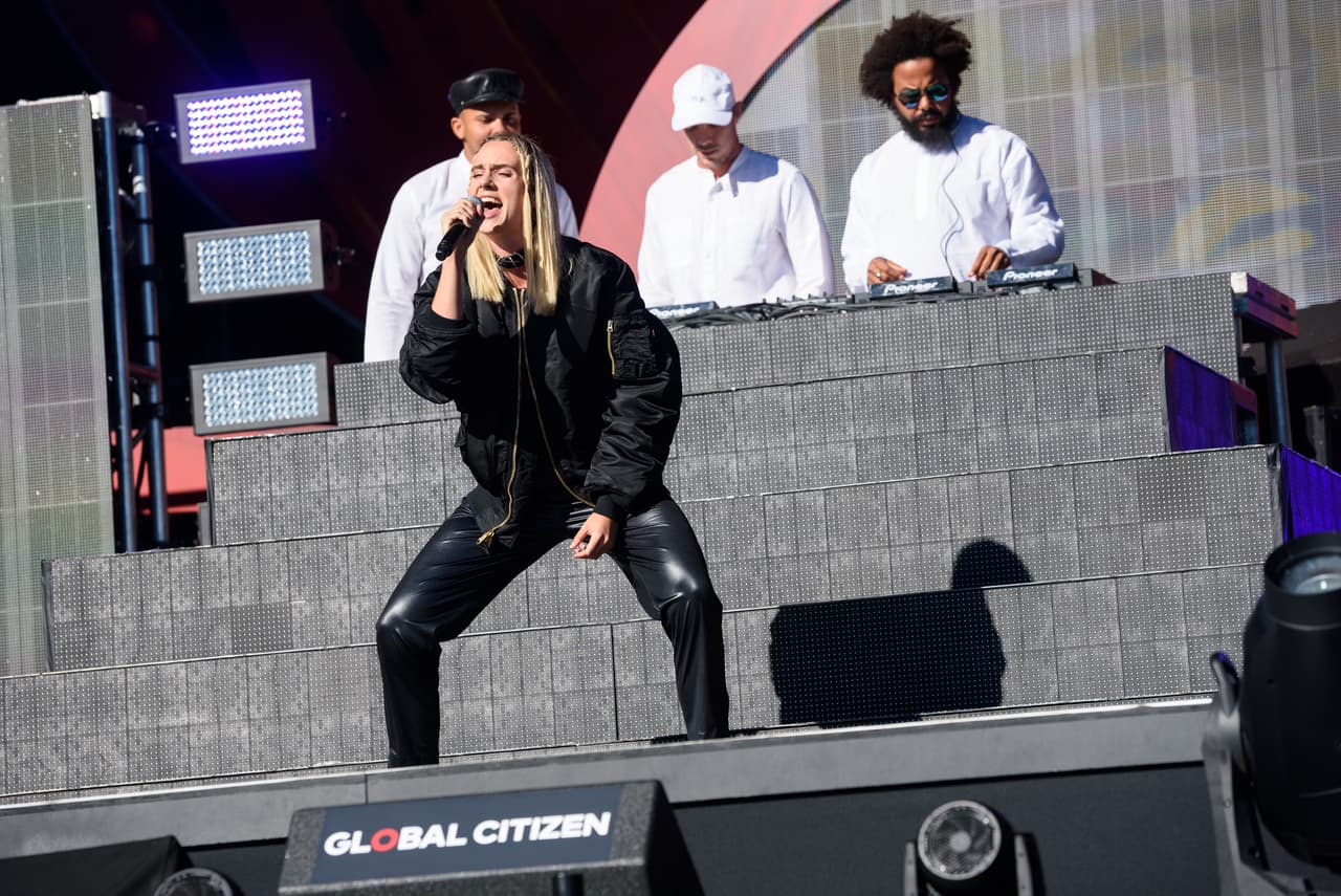 La danesa MØ subió al escenario con Major Lazer para cantar 'Lean On'.