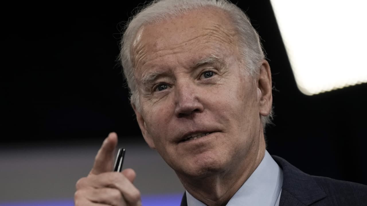 Biden firma orden ejecutiva para la equidad que dicen favorecerá a población hispana en Arizona