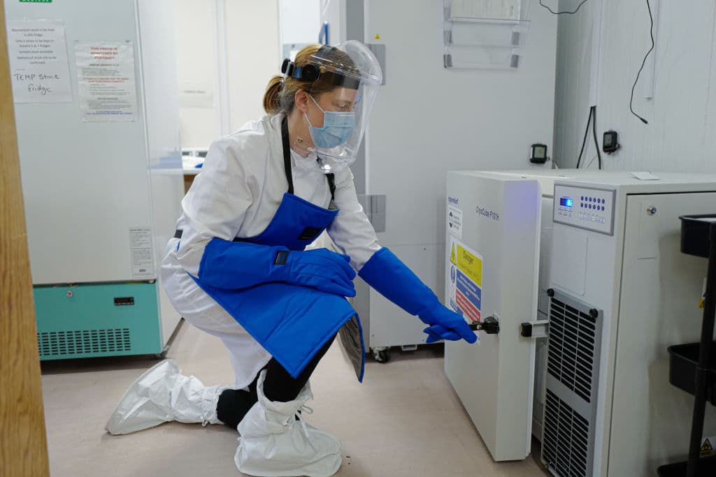 El primer lote destinado a Illinois de 108,000 dosis es
<b>suficiente para vacunar a 54,000 personas, </b>ya que la vacuna de Pfizer requiere dos inyecciones con tres semanas de diferencia.
<br>