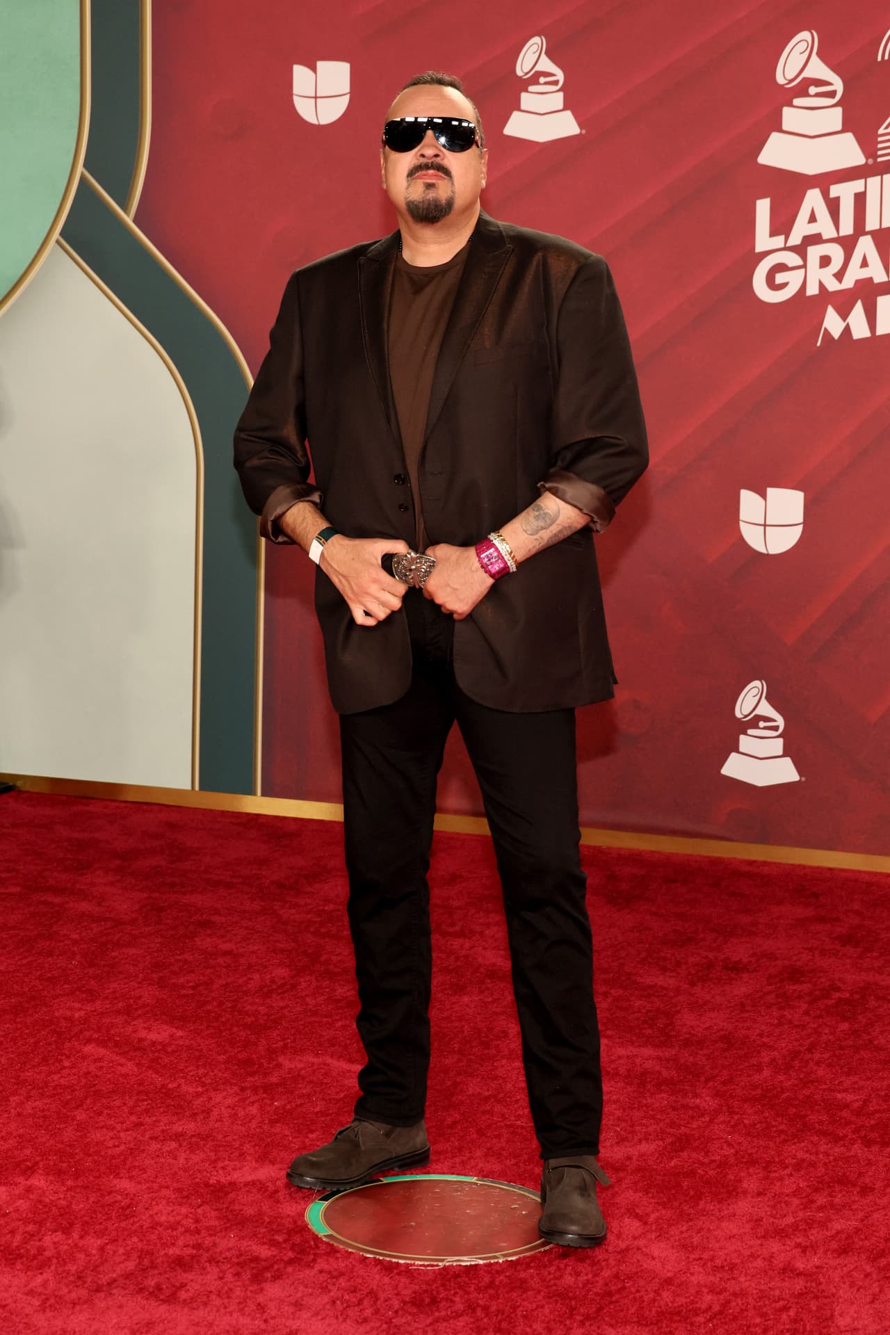 <b>Pepe Aguilar</b> desfiló por la pasarela con un atuendo casual y sus gafas oscuras.