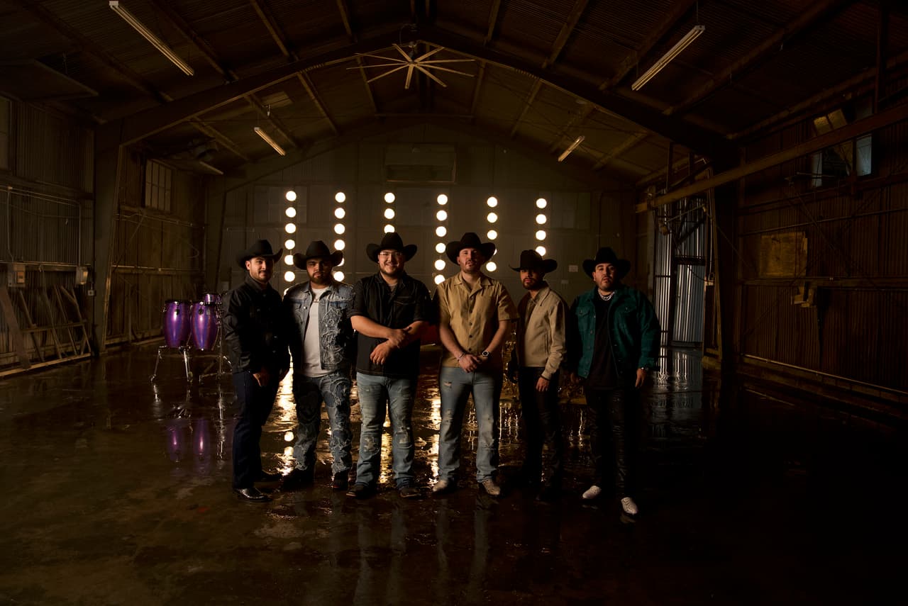 <h2 class="cms-H2-H2"><b>GRUPO FRONTERA</b></h2>
<br>
<br>La banda originaria de Texas llega pisando fuerte con 
<b>9 nominaciones. </b>En las categorias 
<b>Mejor Canción Para Mi Ex y Mejor Canción Regional Mexicana</b> participan en cada una por partida doble, con 'Un X100TO' y 'Que vuelvas' para la primera y repite el tema que comparte con Carin León y 'Bebé Dame' para la segunda.
<br>