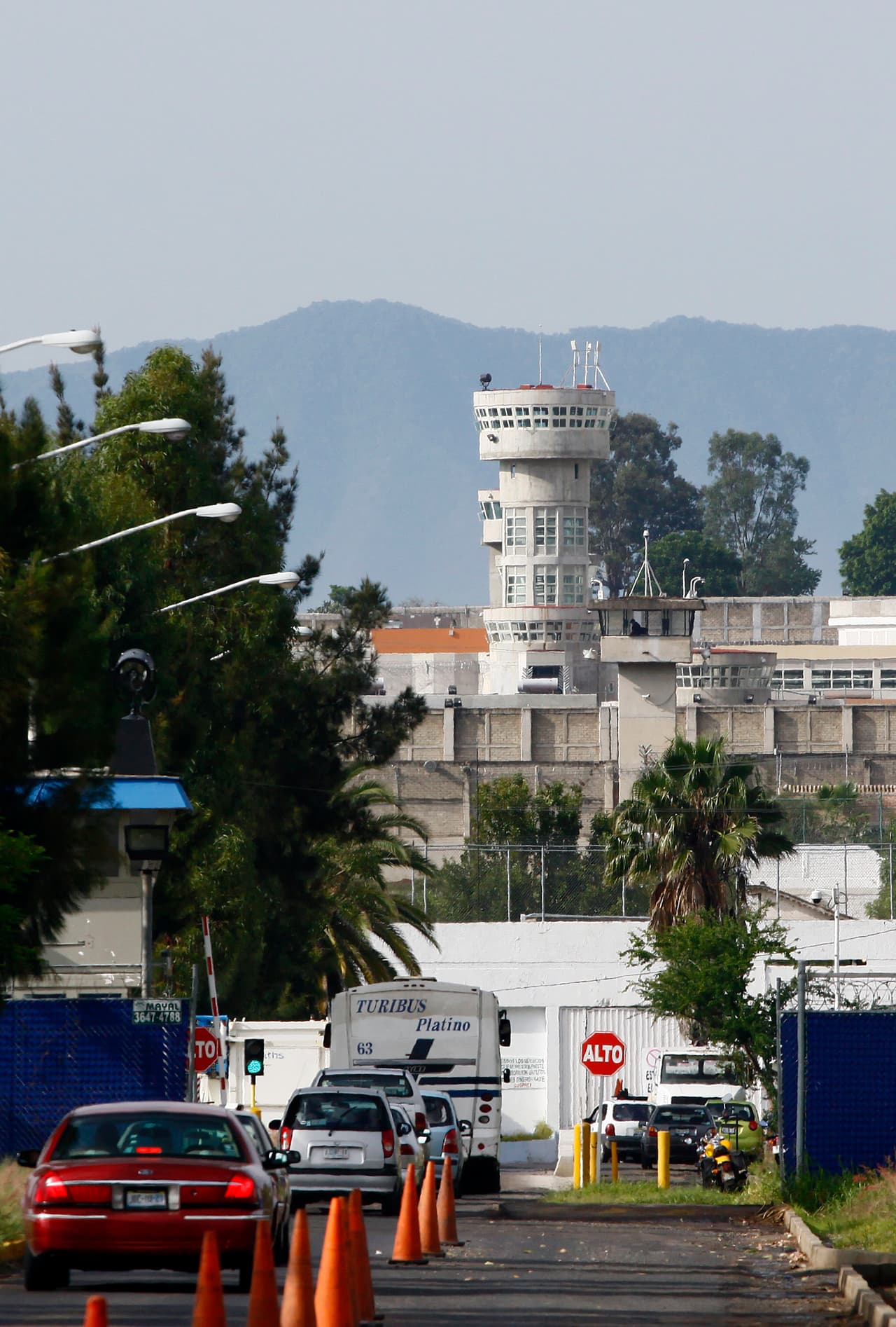 <b>Primer escape en 2001. </b>Guzmán se fugó de la prisión de Puente Grande de Jalisco
<b>, </b>en el occidente de México, supuestamente escondido en un carrito de lavandería. Las autoridades suponen que hubo complicidad de funcionarios del lugar a los que habría sobornado.