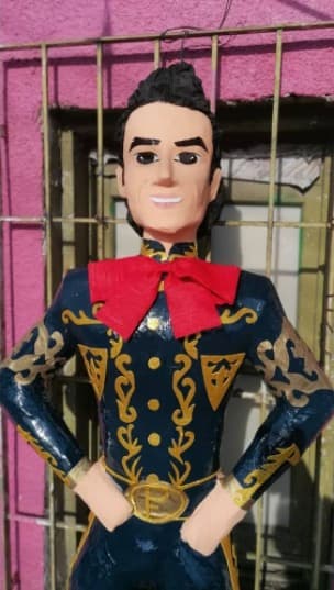 En agosto de 2020, surgieron rumores sobre una supuesta cirugía plástica a la que se había sometido
<b> Pedro Fernández</b>, por lo que la polémica lo convirtió en piñata.