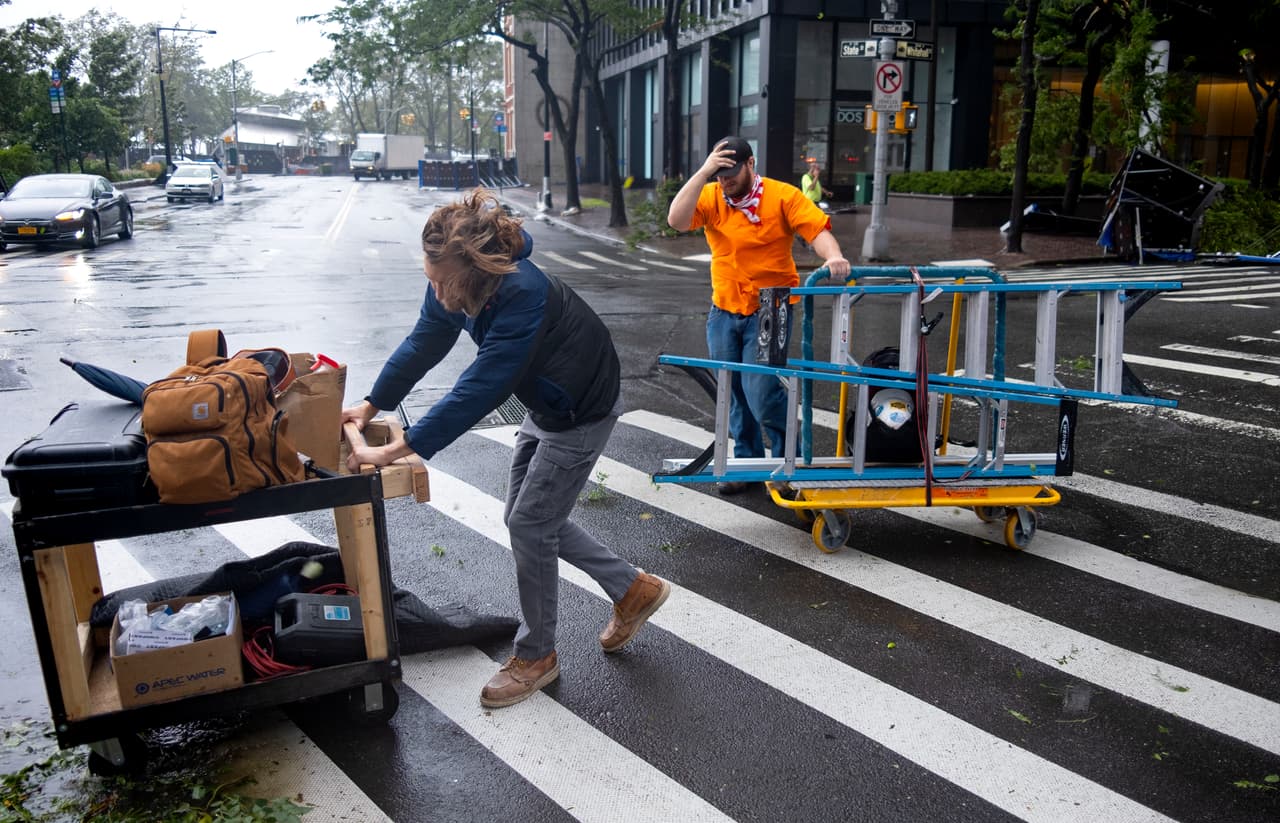 El sistema de transportes neoyorquino
<b>se vio obligado a suspender temporalmente líneas de metro que transitan al aire libre y varios servicios de trenes de cercanías, así como a cortar el tráfico en varios puentes.</b> Esto provocó que muchos usuarios se vieran obligados a enfrentar las ráfagas de viento en las calles.