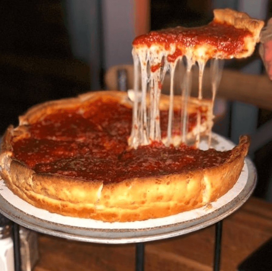 Si nunca has visitado la
<b>'Ciudad de los Vientos'</b>, seguramente no conoces esta deliciosa pizza que se hace llamar
<b>'Deep-Dish Pizza'</b>.