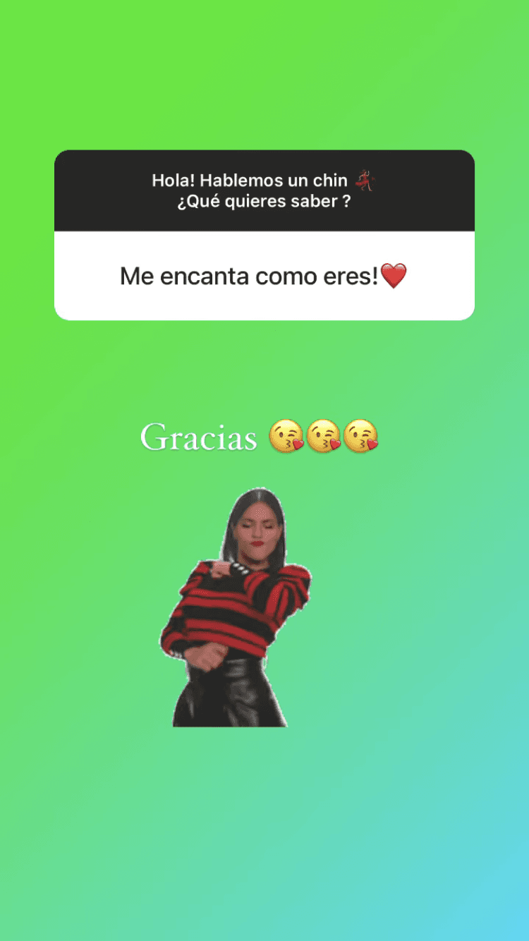 Además de responder algunas preguntas, la conductora también recibió halagos sobre su apariencia física y por su personalidad.