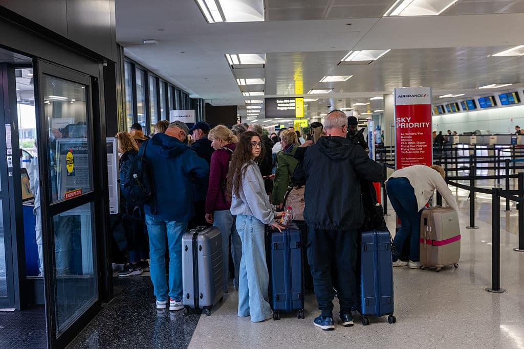 Los controladores aéreos de la Terminal Radar de Filadelfia (TRACON), responsables de gestionar las llegadas y salidas de Newark, han experimentado múltiples fallas en equipos y telecomunicaciones. Estas interrupciones han generado situaciones de estrés que llevaron a varios controladores a tomar licencia para recuperarse.