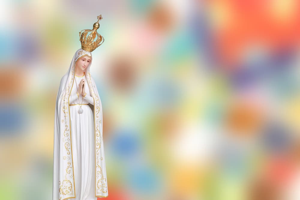 Los chicos describirían la aparición de la Virgen como una bella mujer vestida de blanco, "más brillante que el Sol", con un rosario entre las manos y un manto blanco con toques y bordes dorados, por lo que así suele representarse a la Virgen de Fátima.
