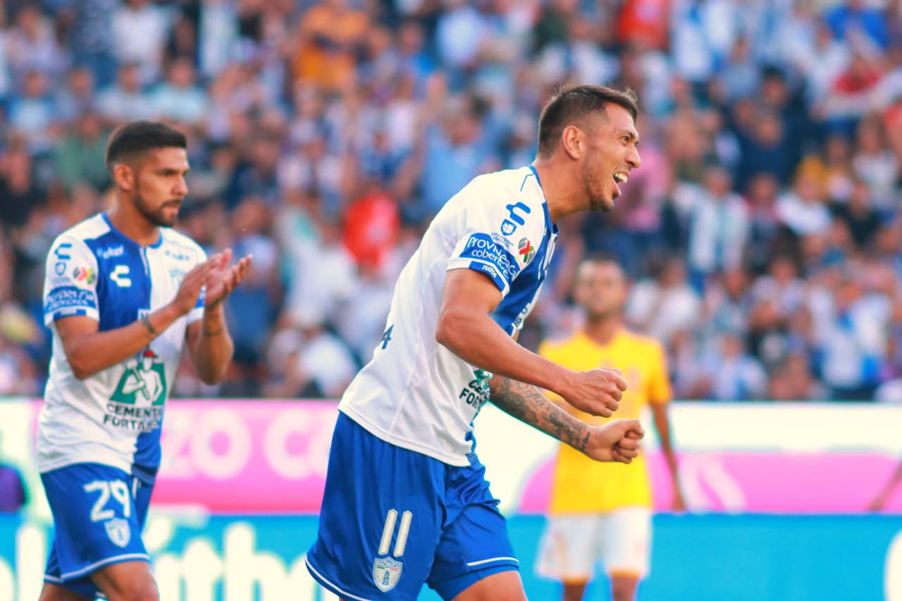 En la imagen José Ulloa festeja el gol de los Tuzos del Pachuca. Un autogol, de Luis Rodríguez.