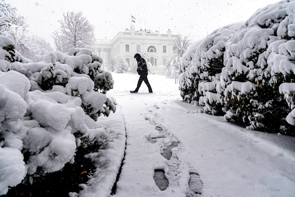 Al menos tres muertos tras la fuerte tormenta de nieve que azotó el área de Washington DC