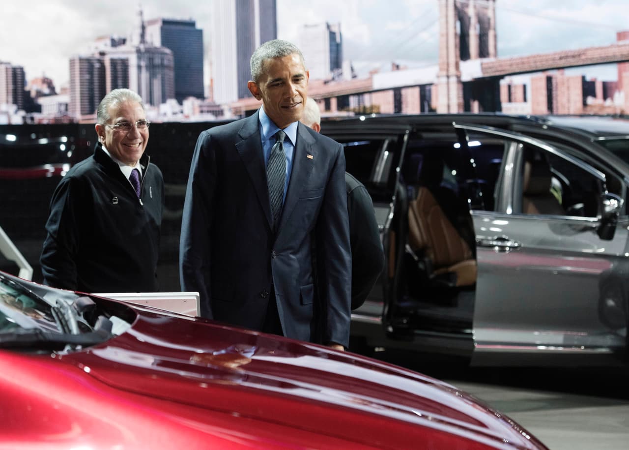 Presidente Obama da una victoriosa vuelta por el Auto Show de Detroit