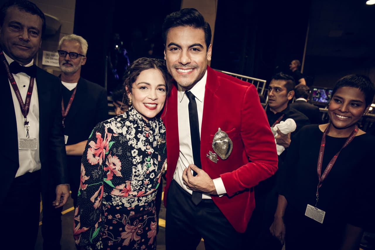 Carlos Rivera y Natalia Lafourcade luego de su presentación.