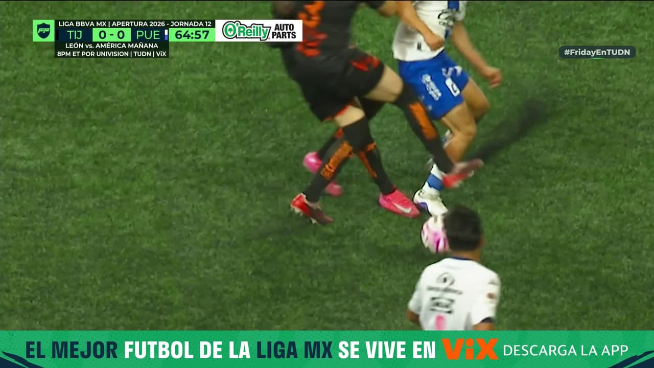 ¿Era de roja? Rafael Fernández le deja los tachones en la pierna de jugador de Puebla