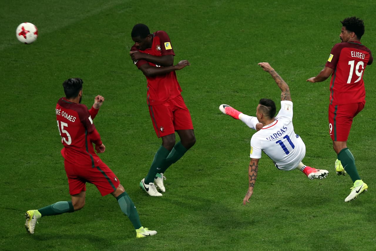 Tras un tiro de esquina, Vargas sacó una media volea que fue la oportunidad más clara del segundo tiempo.