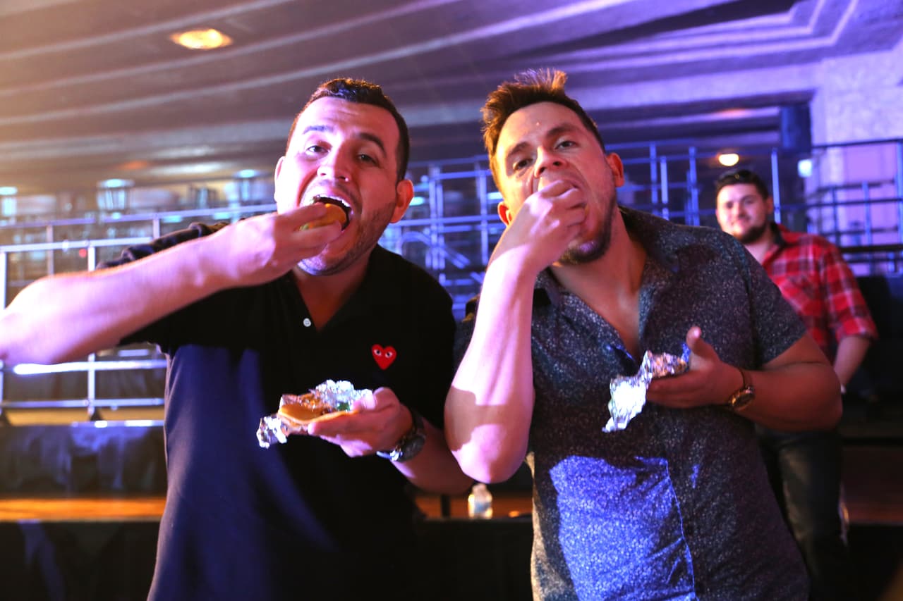 ¡Cachamos a los integrantes de Calibre 50 con las manos en el taco!