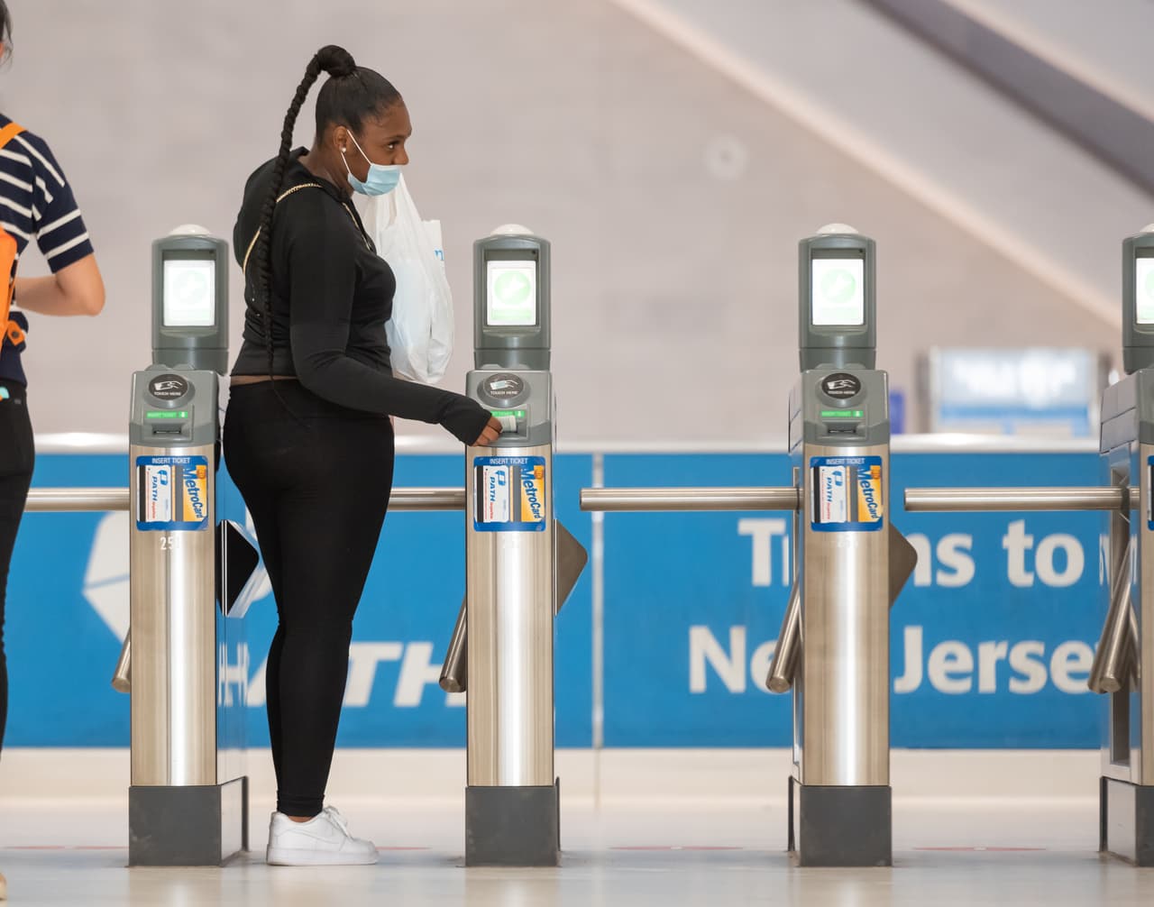 <b>Tren PATH: </b>Las mascarillas son obligatorias.
<br>