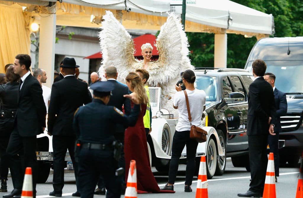 El conjunto fue diseñado por Versace; el accesorio era tan grande que Katy no podía entrar en los coches normales, así que llegó al evento en un modelo descapotable.