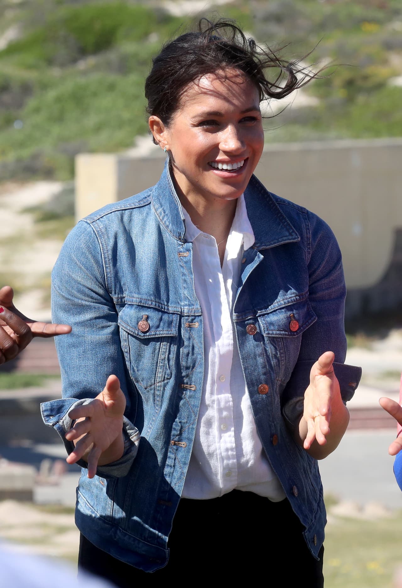 En otros temas, este miércoles por la noche se dieron a conocer nuevas fotos de la duquesa de Sussex en Canadá,
<b><a href="https://www.univision.com/famosos/meghan-markle-auxilia-a-un-grupo-de-mujeres-en-canada-mientras-que-el-principe-harry-afina-la-mudanza-fotos" target="_blank">visitando otra organización benéfica.</a></b>