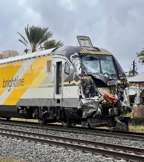Testigos describieron el caos tras el impacto, con escombros dispersos y bomberos ayudando a sus compañeros heridos.
<br>