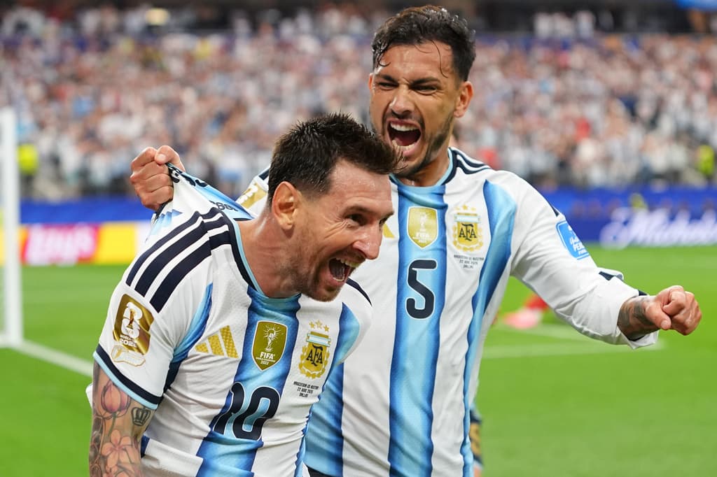 Lionel Messi y Leandro Paredes celebran el segundo gol anotado por Argentina en el duelo contra Austria.