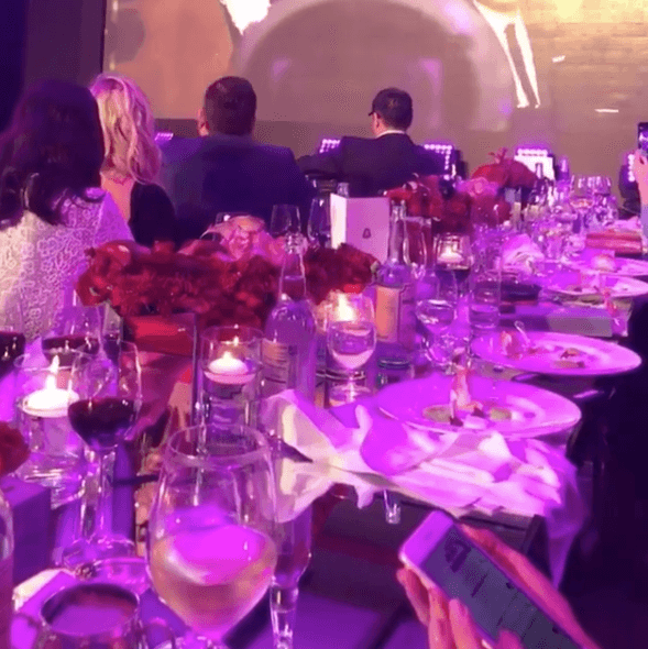 Otro detalle que identificaron los fanáticos fue que cuando Barulích revisa su teléfono durante el evento la foto que tiene de fondo en su celular es del cantante. Pero, este detalle no se puede asegurar ya que la imagen es de muy mala calidad.