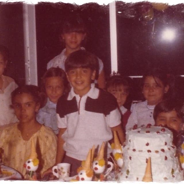 A través de sus cuentas en Instagram, diversos famosos nos han dejado ver cómo lucían antes de ser famosos. Como es el caso de Alejandro Fernández, quien así lucía en su cumpleaños número nueve.