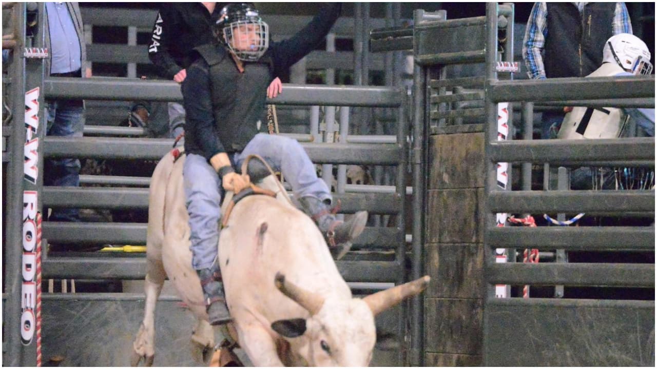 “Mi corazón se quebró": Madre del jinete hispano muerto tras ser pisado por toro en Texas