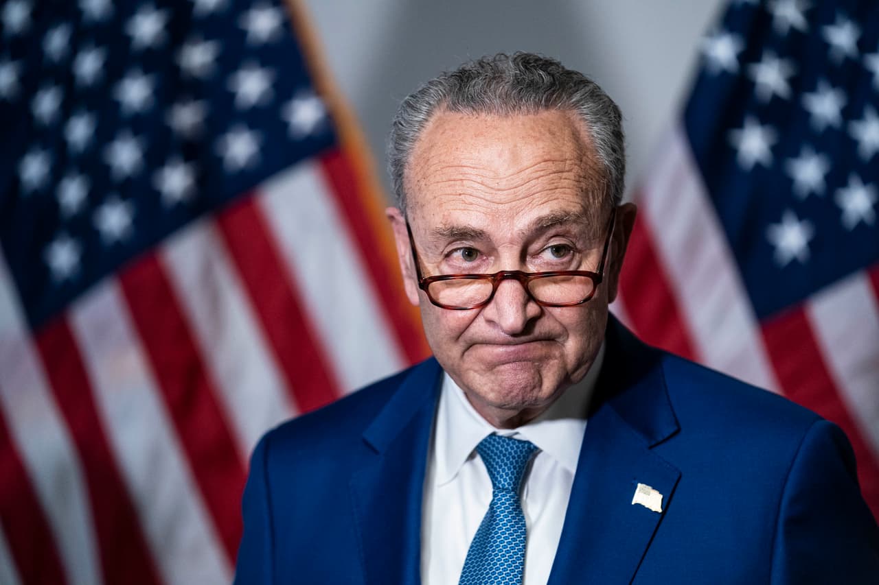 <i>Agradezco a la familia de George Floyd que se haya hecho justicia</i>
<br>
<br>
<i>Estados Unidos cambió para siempre con el video de Derek Chauvin matando a George Floyd</i>
<br>
<br>
<i>Sin embargo, un veredicto de culpabilidad no significa que el persistente problema de la mala conducta policial esté resuelto.</i>
<br>
<br>
<i>Seguiremos trabajando para lograr un cambio significativo.</i>
<br>
<br>
<b>Sen. Chuck Schumer (D-NY)</b>