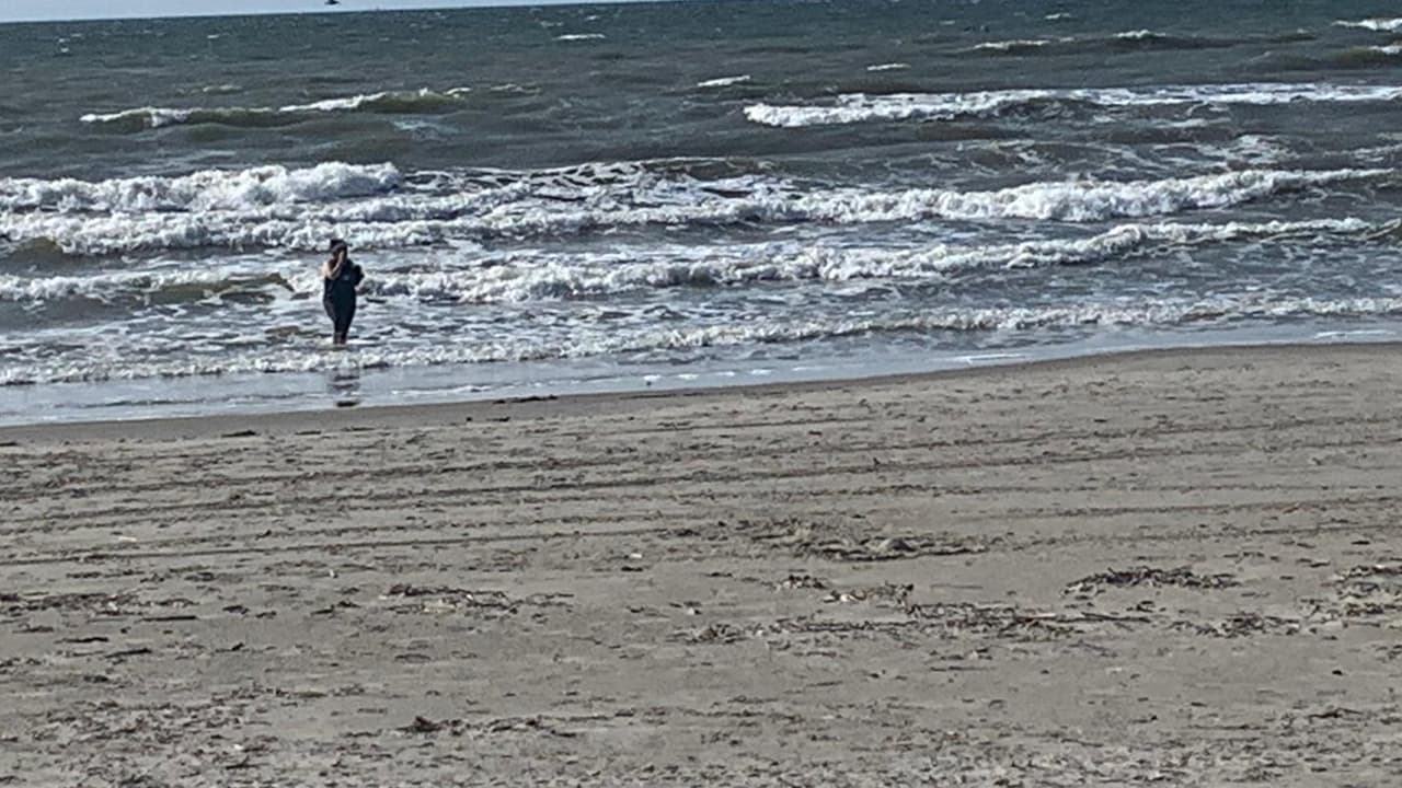 Autoridades indicaron que en caso de que alguien vaya a la playa fuera de las horas establecidas, podría ser multado con 500 dólares.