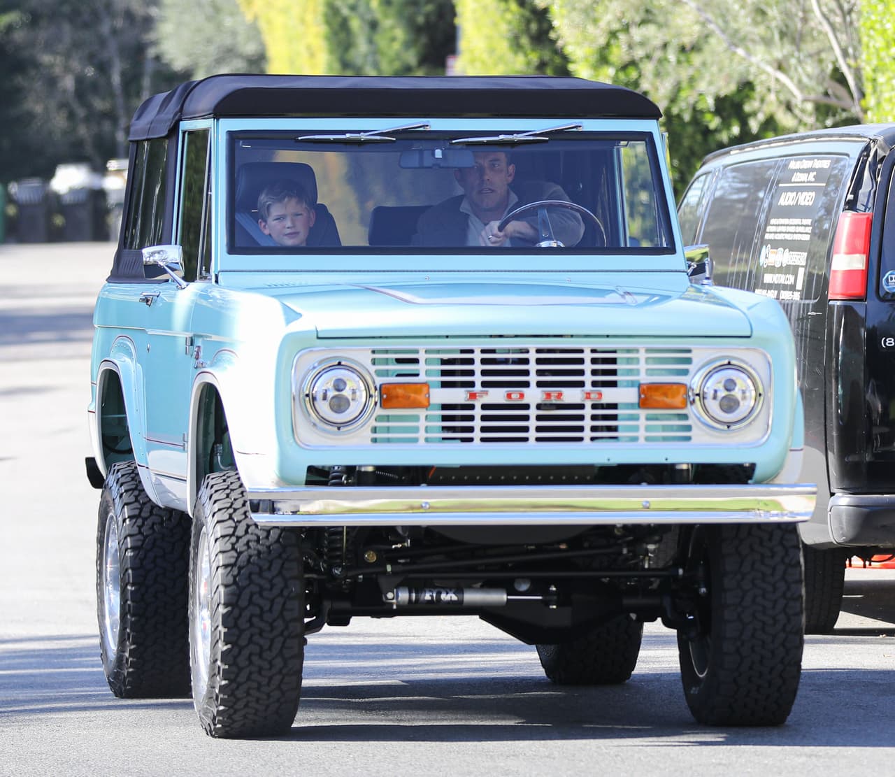 El histrión, de 50 años, condujo el vehículo de 265 mil dólares para llevar a su hijo menor, Samuel, a sus clases de natación, de acuerdo con información de The Grosby Group. 
<br>