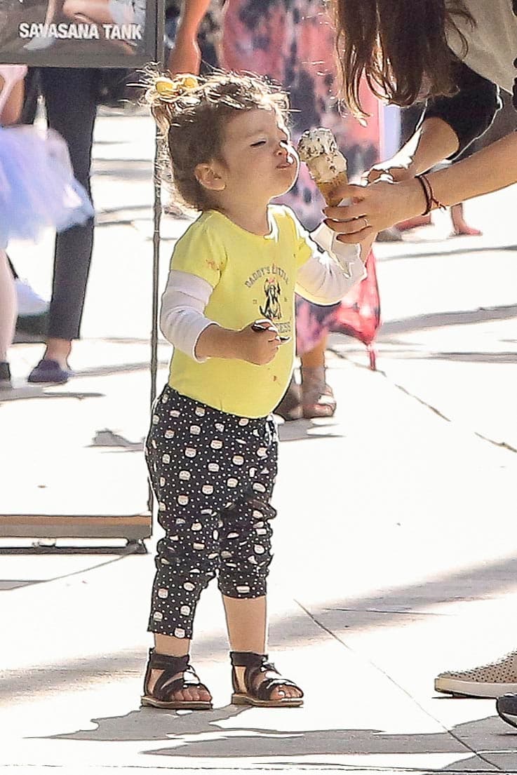 Tomando un poquito de su cono de helado.