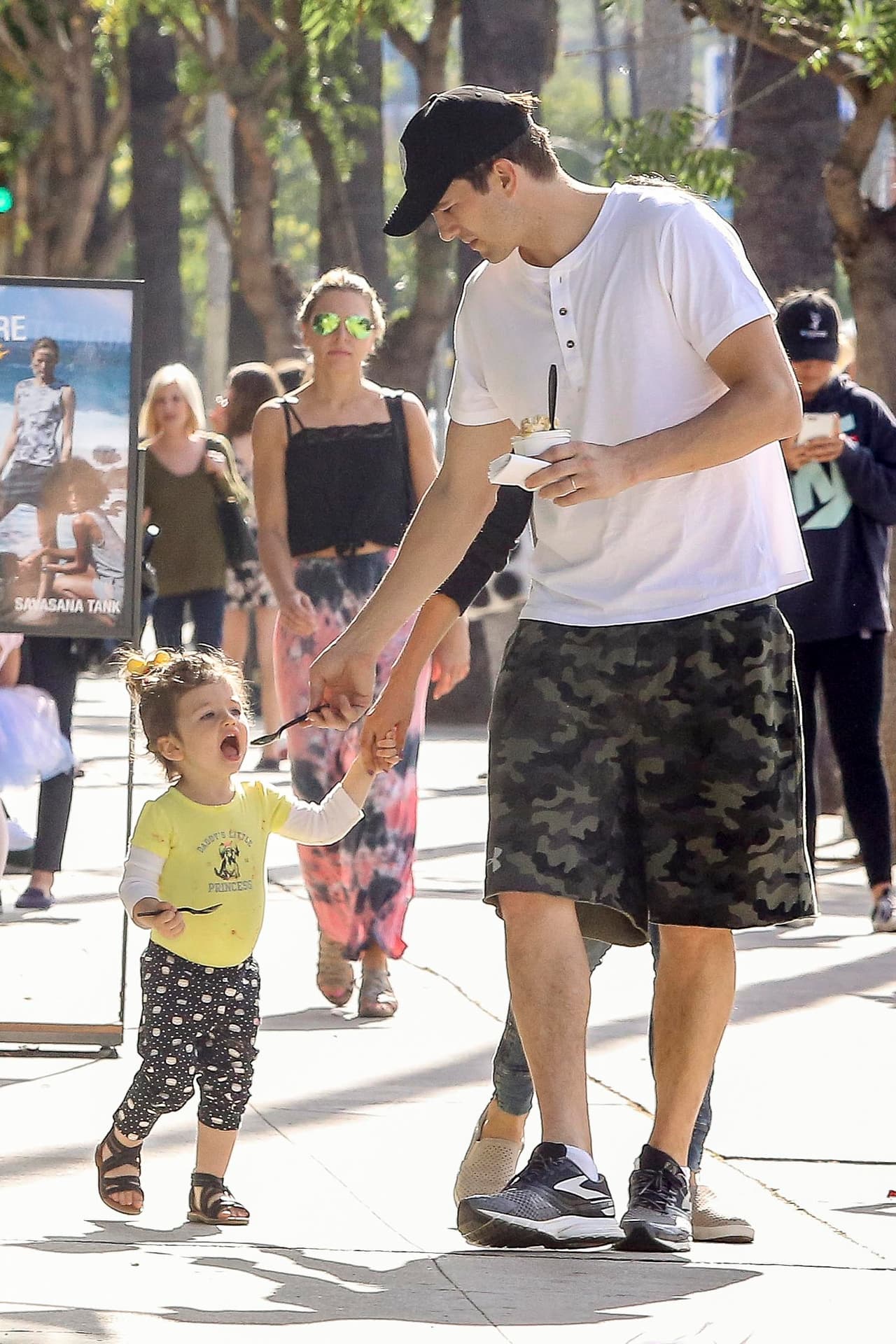 Ashton con cara de: "Pero solo un poquito, ¿eeeh?"