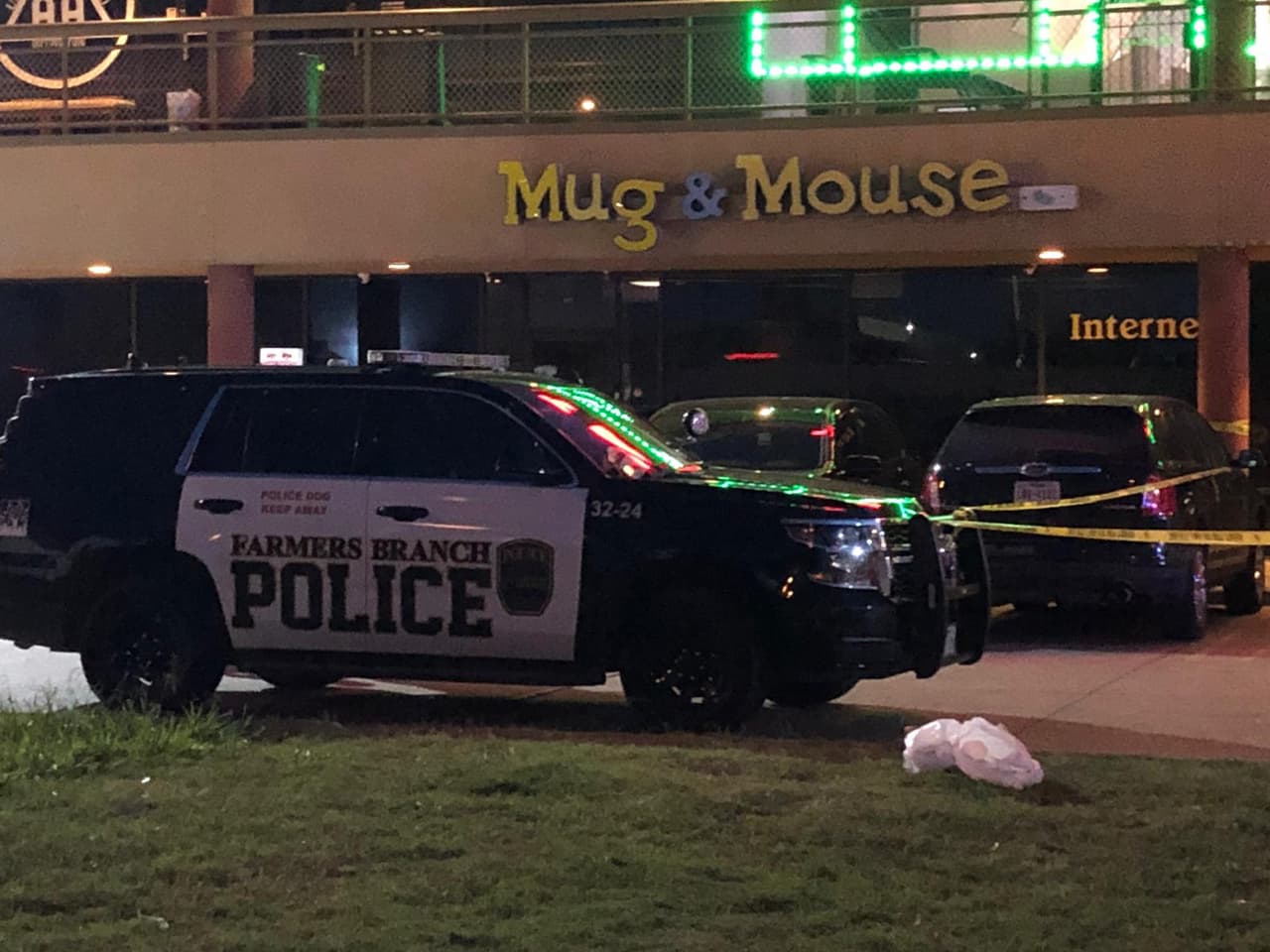 El vehículo estaba estacionado con tres personas en un estacionamiento en un centro comercial ubicado en la cuadra 11400 de Emerald Street, Dallas, Texas.
<br>