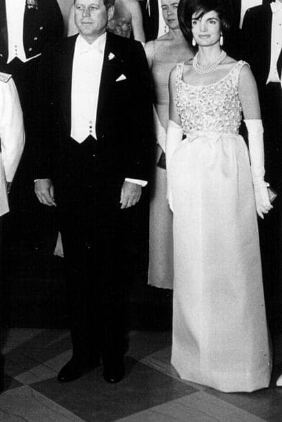 Hubo una casualidad por dos días. McCone se acababa de casar de nuevo y estaba en la luna de miel, ese fue uno de los problemas. El detuvo su viaje, había algo raro ahí, estando en la luna de miel y no ordenó otro boleto aéreo … o hizo algo,… Algo pasó, no sé si culpar a McCone, quiero decir que él debió cancelar la luna de miel, o solamente fue una casualidad, pero demoró el asunto dos días… P.264…