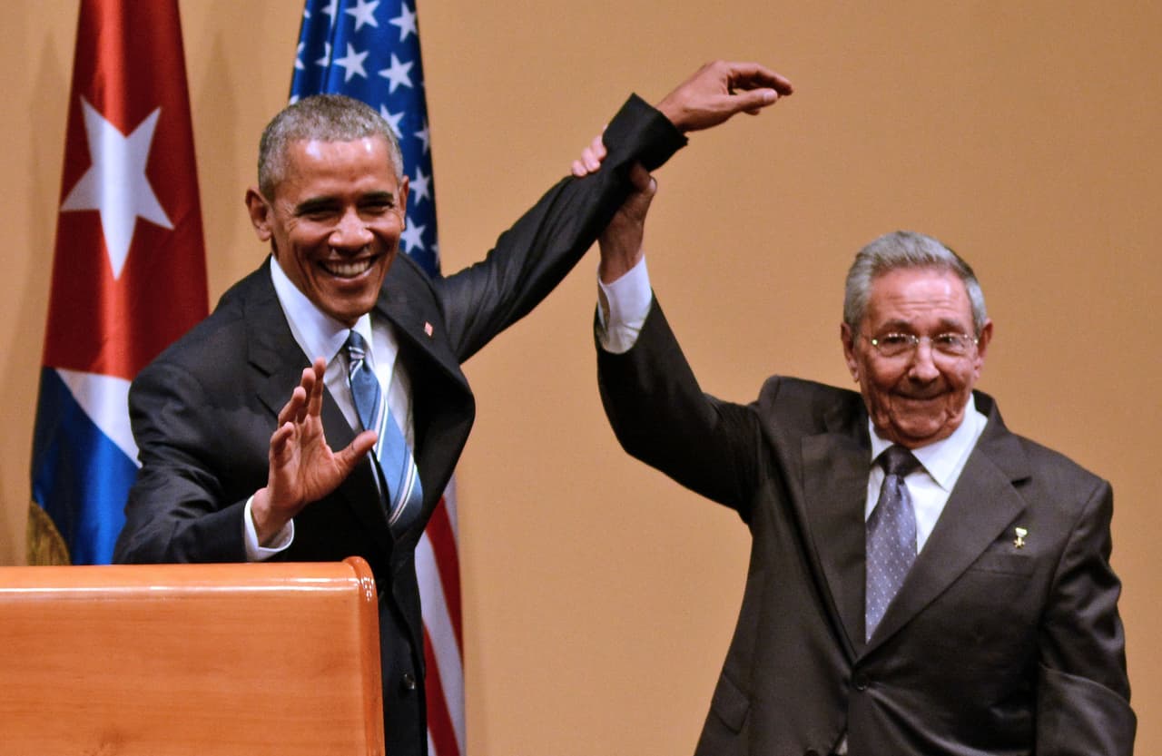 Barack Obama hizo historia en marzo de 2016 al convertirse en 
<b><a href="http://www.univision.com/noticias/obama-en-cuba/un-presidente-negro-entre-mulatos">el primer presidente estadounidense en visitar Cuba </a></b>en 88 años. Durante su estadía en La Habana, entre los días 20 y 22, Obama se reunió con disidentes, asistió a un juego de beisbol y protagonizó esta incómoda escena, en medio de la 
<b><a href="http://www.univision.com/noticias/obama-en-cuba/raul-castro-si-hay-presos-politicos-antes-de-que-llegue-la-noche-van-a-estar-sueltos">rueda de prensa </a></b>conjunta con Raúl Castro.