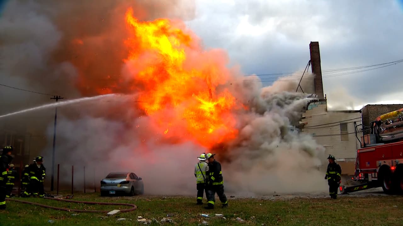 El momento en que una iglesia en llamas se desploma: estaban a punto de concluir su remodelación