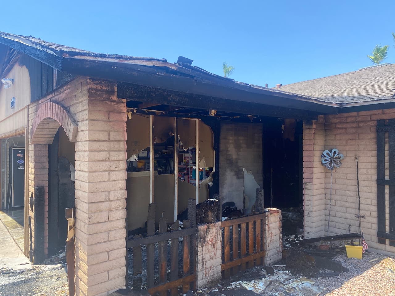 Desde el patio delantero hasta el interior de la casa, las llamas arrasaron una vivienda en Phoenix justo antes del mediodía del domingo.