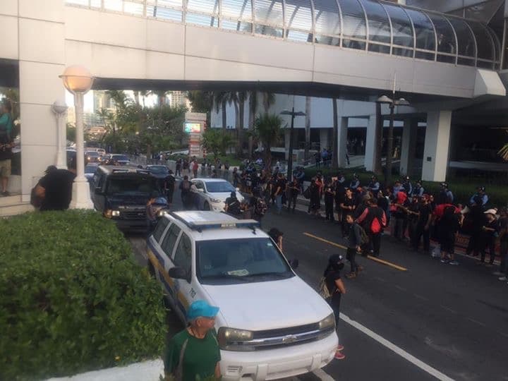 Manifestación contra foro sobre Promesa. Desde temprano intentan detener la 1era Conferencia de Promesa pautada para el miércoles 31 de agoto en el The Condado Plaza Hilton Hotel.
<br>