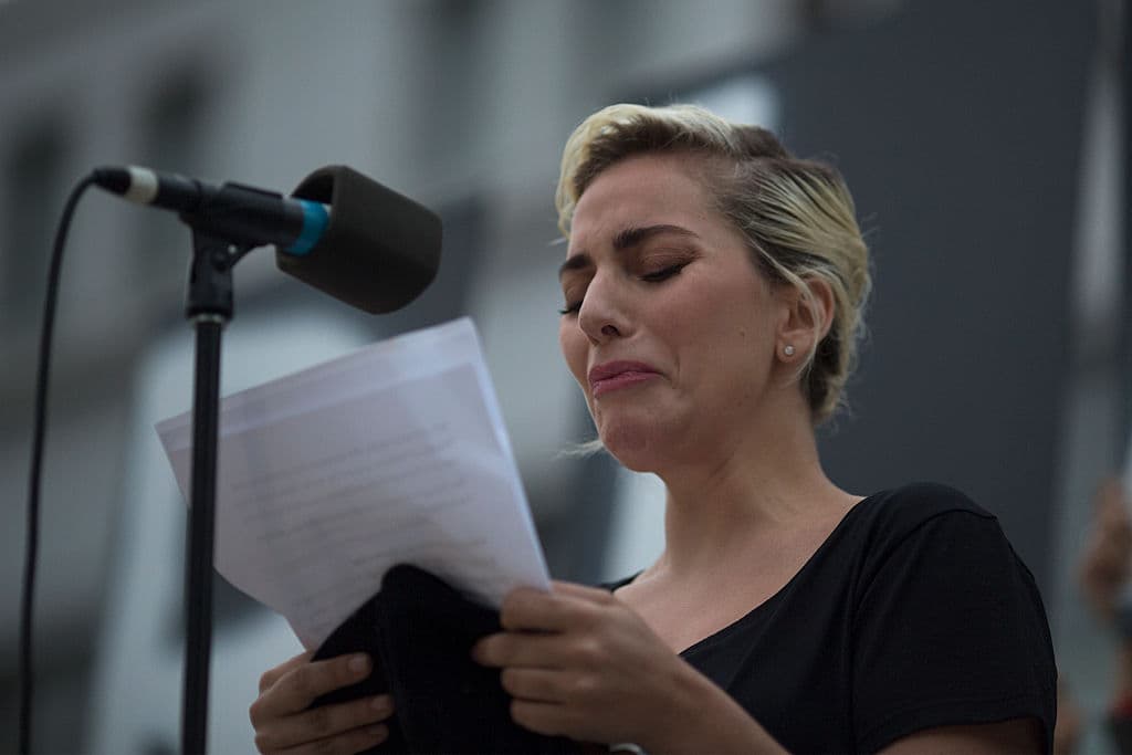 Se estima que 7.7 millones de estadounidenses mayores de 18 años sufren PTSD. Las mujeres son dos veces más propensas a sufrirlo que los hombres. En la imagen, Lady Gaga llora al leer los nombres de las víctimas de la masacre de Orlando, en junio de este año.