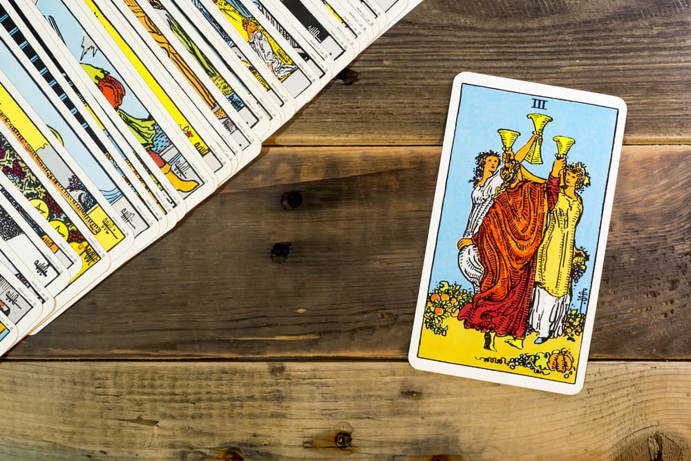 <b>PISCIS</b>
<br>El tres de copas anuncia que recibirás noticias de algún amigo o familiar que hace tiempo no ves. 
<br>