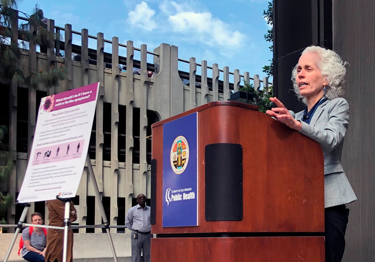 "Covid-19 no discrimina por edad, raza o nivel de ingresos, y lo que estamos viendo en lugares como Nueva York es indicativo de lo que debemos prepararnos para experimentar aquí", dijo la doctora Barbara Ferrer, jefe del Departamento de Salud Pública del condado de Los Ángeles.