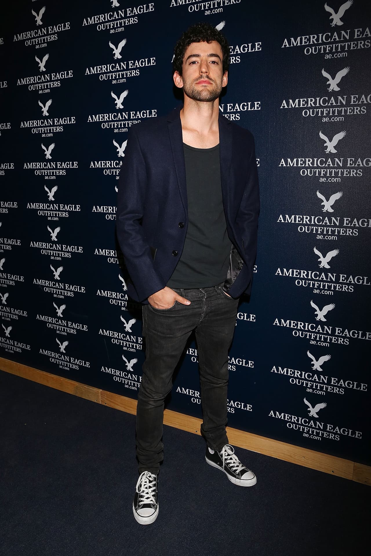 Chava tiene que convencer al consejo de que él es el indicado para el puesto de presidente del equipo, y que está a la altura de su difunto padre.