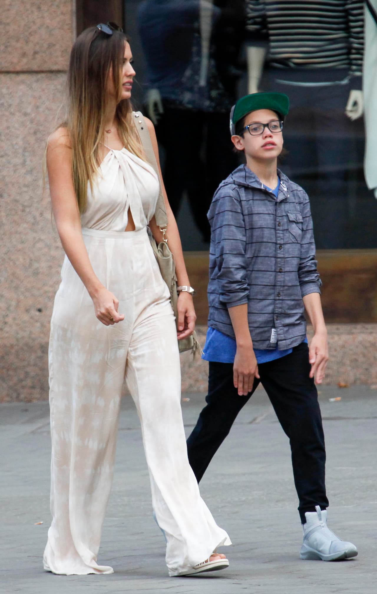 Shannon de Lima paseando con Ryan, el hijo de Marc y Dayanara Torres.