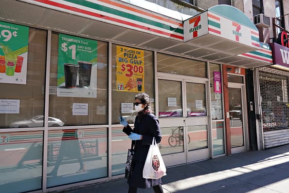<b>7-Eleven:</b> La cadena de tiendas de conveniencia está contratando a más de 20,000 puestos debido a la mayor demanda, según sus sitios web. "Para cualquiera que esté perdiendo horas en el trabajo, revise sus tiendas locales 7-Eleven para una segunda oportunidad de trabajo o para recoger turnos", tuiteó la compañía.