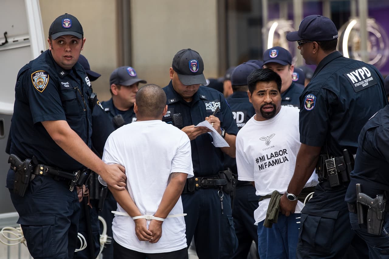Algunos activistas frente a la Torre Trump fueron arrestados. El Ejecutivo deja un periodo de seis meses, en el que se espera que el Congreso trabaje en una alternativa al programa que el gobierno considera "inconstitucional".