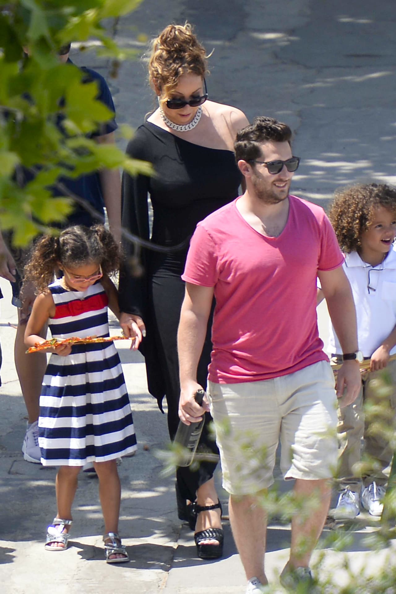 La diva lució su figura en un vestido negro.