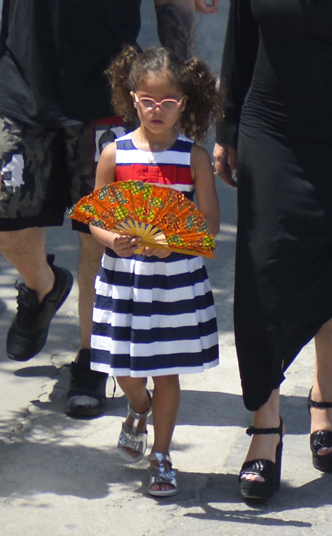 Monroe lució bella con un vestido a rayas.