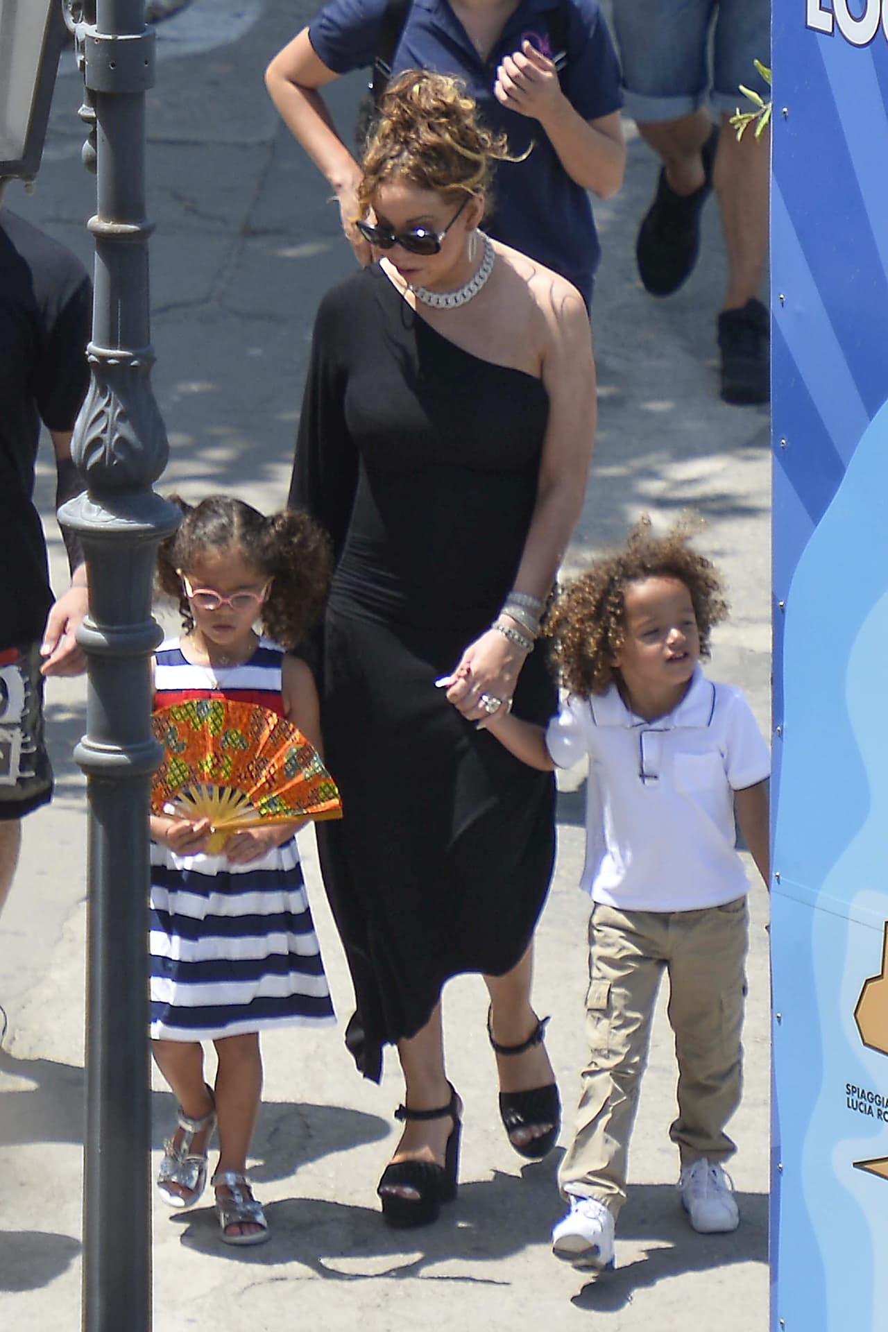 Moroccan muy casual con sus hermosos rizos alborotados.