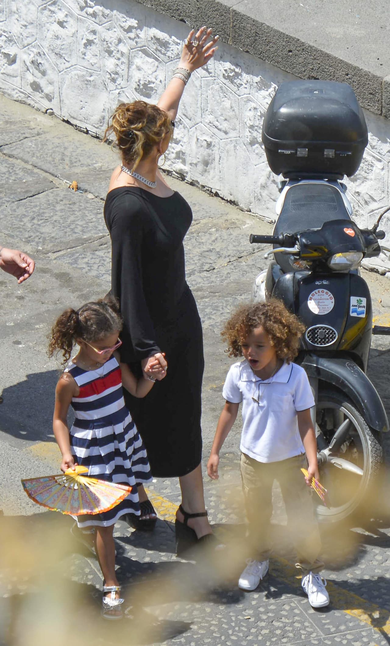 Algunos fans reconocieron a Mariah y ella los saludó.